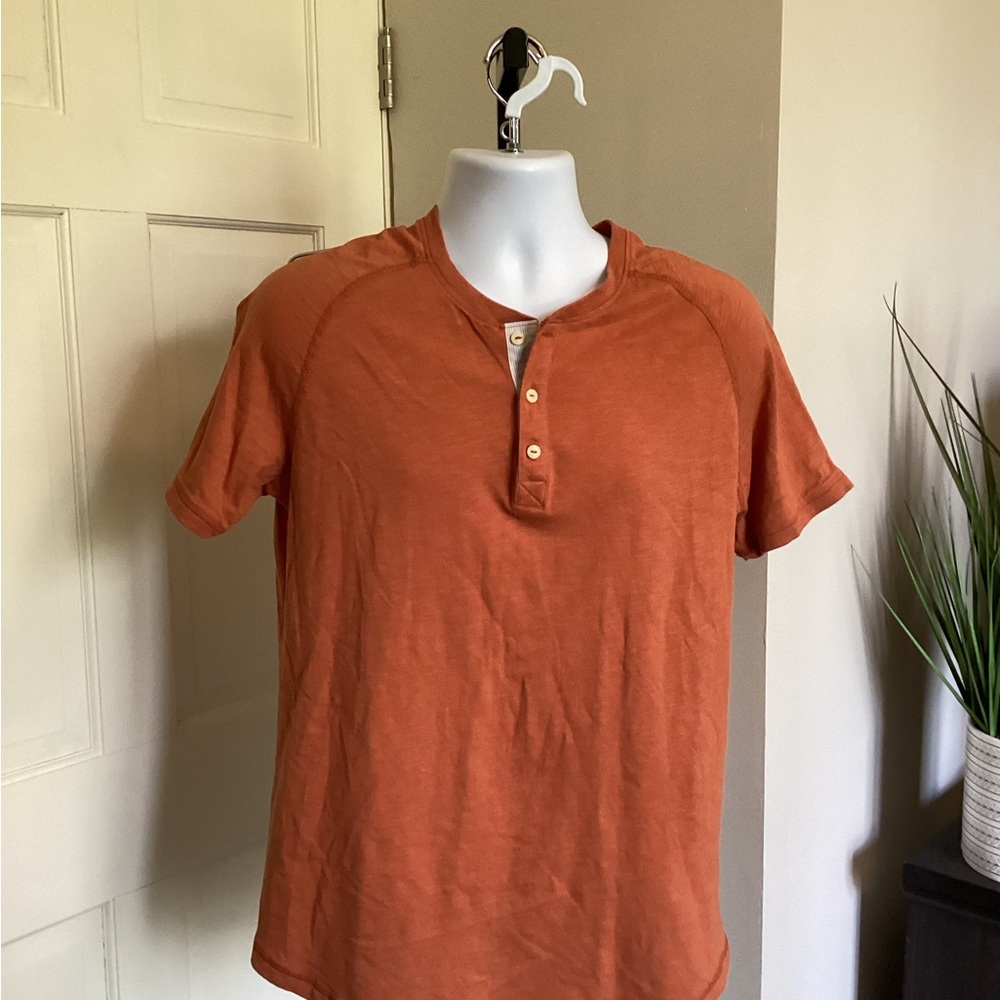 Good threads Men’s 3 button henley tee, size Med., color burnt orange